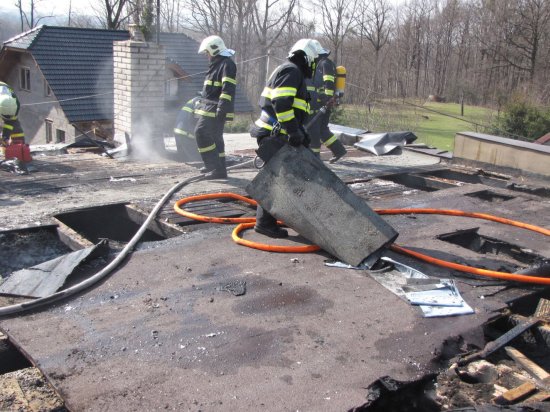 Požár střechy v Lubině hasily čtyři jednotky hasičů.
FOTO: JSDH KOPŘIVNICE