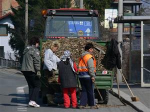 Pracovníci Technických služeb v Příboře provádějí čištění města po zimě a zároveň doplňují drobné terénní nerovnosti. Během tří týdnů se chystají začít se sečením trávy. 
FOTO: ILONA MAZALOVÁ