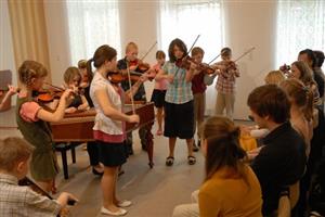 Nejmladší členové cimbálové muziky Pramínky se představili jaké hosté koncertu věnovaného klasické hudbě hrané na koncertní cimbál. 
FOTO: DAVID MACHÁČEK