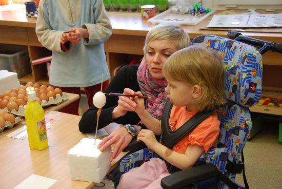 Různé velikonoční ozdoby si mohl zhotovit každý, kdo v pondělí navštívil Dětské centrum, kde byl v dílnách připraven materiál pro jejich výrobu.
FOTO: D. HOĎÁKOVÁ