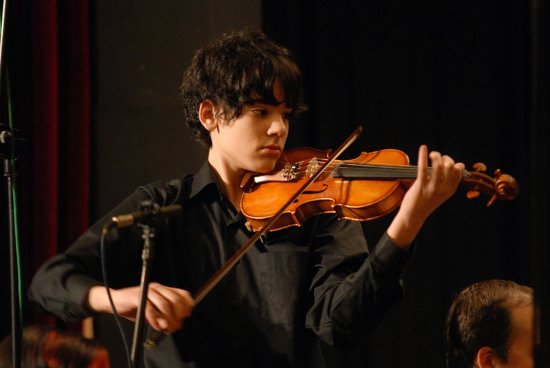 Člen Komorního orchestru Kopřivnice houslista Dennis Schneiderka hraje slavný Montiho čardáš při jarním koncertu v Katolickém domě.
FOTO: DAVID MACHÁČEK