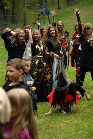 Víkendovým akcím, jako bylo pálení čarodějnic na Červeném kameni nebo prvomájové odpoledne na házenkářském hřišti, letos počasí nepřálo. Přesto si své návštěvníky našly.   
FOTO: DAVID MACHÁČEK