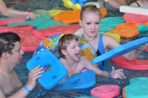 Handicapované děti i jejich kamarádi si „Vodní svět“, který se konal jako první ze tří částí projektů Hry bez hranic, viditelně užívali.
FOTO: JANA FEILHAUEROVÁ