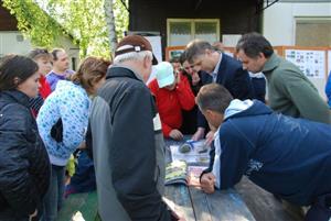 Lidé z Vlčovic diskutují nad funkčností a vzhledem herních prvků, které by měly být umístěny na hřišti, které se má do podzimu postavit z prostředků dotace ČEZ.
FOTO: DANA HOĎÁKOVÁ