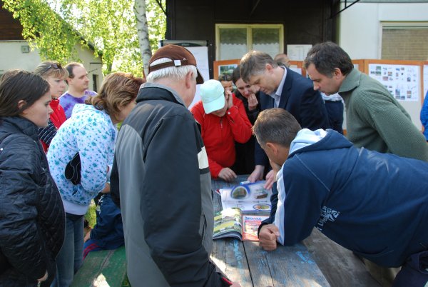 Lidé z Vlčovic diskutují nad funkčností a vzhledem herních prvků, které by měly být umístěny na hřišti, které se má do podzimu postavit z prostředků dotace ČEZ.
FOTO: DANA HOĎÁKOVÁ