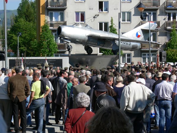 Při pátečním odhalování památníku se v Příboře sešla vojenská letecká elita, včetně pamětníků a stovek občanů. Všichni se shodli v názoru na kvalitně a důstojně vyvedený památník.
FOTO: ILONA MAZALOVÁ