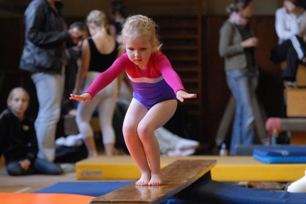 Nejmenší gymnastky se v závodě Brnkačka, který se v Kopřivnici konal již po sedmnácté, představily na lavičce a prostných.
FOTO: DAVID MACHÁČEK
