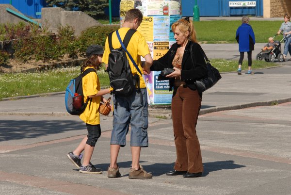 Stovky lidí přispěly přímo v ulicích města koupí žlutého kvítku na tradiční sbírku pořádanou Ligou proti rakovině. Její výtěžek zatím ale ještě není znám.
FOTO: DAVID MACHÁČEK