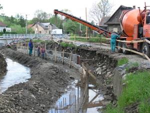 Každý příval deště zpomaluje opravy komunikace II/480 procházející celou Ženklavou. Pokud nebudou v počasí větší výkyvy, mohly by opravy skončit v polovině srpna.
FOTO: ILONA MAZALOVÁ