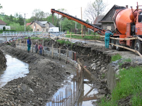 Každý příval deště zpomaluje opravy komunikace II/480 procházející celou Ženklavou. Pokud nebudou v počasí větší výkyvy, mohly by opravy skončit v polovině srpna.
FOTO: ILONA MAZALOVÁ