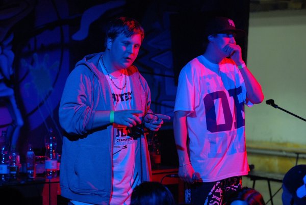 Královéhradecká skupina MAAT se v rámci hip-hopového večera v CO krytu dostala na řadu až okolo půlnoci, publikum ji ale i tak přijalo s nadšením. 
FOTO: DAVID MACHÁČEK