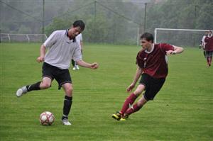 Fotbalový tým Štramberka doma vybojoval v deštivém počasí těsné vítězství nad Mořkovem. Podílel se na něm i záložník Jan Sopuch (vlevo).
FOTO: JANA FEILHAUEROVÁ
