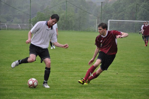 Fotbalový tým Štramberka doma vybojoval v deštivém počasí těsné vítězství nad Mořkovem. Podílel se na něm i záložník Jan Sopuch (vlevo).
FOTO: JANA FEILHAUEROVÁ