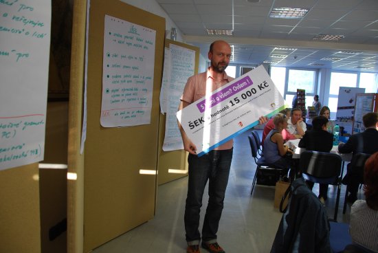 Účastníci diskuzního fóra navrhovali několik aktivit k finanční podpoře. Šek na 15 000 korun nakonec převzal Pavel Obrátil za občanské sdružení Mandlové oči. 
FOTO: DANA HOĎÁKOVÁ