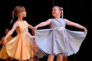 Zhruba devět set diváků se během dvou večerních koncertů vystřídalo v hledišti kulturního domu. Víc jak tříhodinový program připravil taneční obor ZUŠ Z. Buriana. 
FOTO: DAVID MACHÁČEK