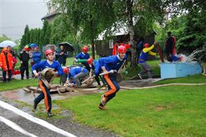 O Pohár rady města soupeřilo v Mniší méně družstev dobrovolných hasičů než bývá obvyklé. Pohár i okresní soutěž vyhráli domácí. 
FOTO: DANA HOĎÁKOVÁ