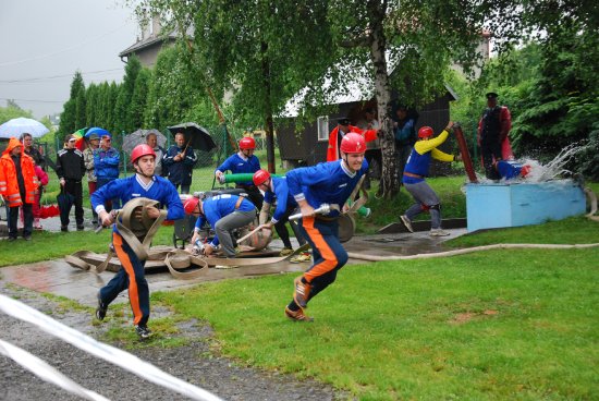 O Pohár rady města soupeřilo v Mniší méně družstev dobrovolných hasičů než bývá obvyklé. Pohár i okresní soutěž vyhráli domácí. 
FOTO: DANA HOĎÁKOVÁ