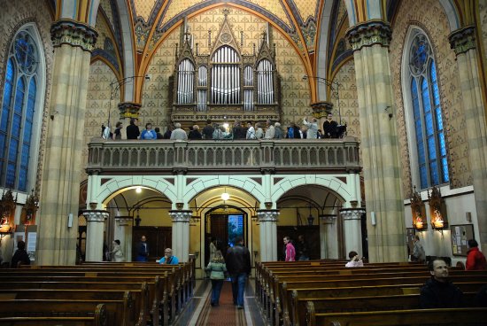 Řada lidí využila minulý týden možnost prohlédnout si jinak nepřístupná místa ve zdejším kostele sv. Bartoloměje. Premiérová Noc kostelů umožnila lidem vidět nejen kůr. 
FOTO: DAVID MACHÁČEK