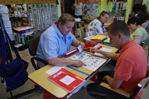 Děti ze Základní a mateřské školy Motýlek se učí podle nově vydaných učebnic. Ty jsou mezi pedagogy vyučující děti s autismem vyhledávány.
FOTO: DANA HOĎÁKOVÁ