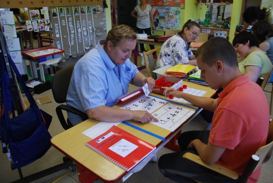 Děti ze Základní a mateřské školy Motýlek se učí podle nově vydaných učebnic. Ty jsou mezi pedagogy vyučující děti s autismem vyhledávány.
FOTO: DANA HOĎÁKOVÁ