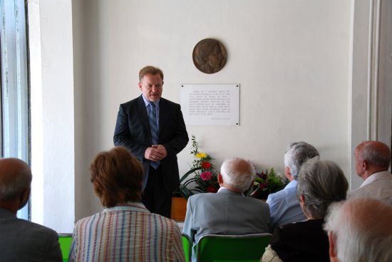 Uctění památky československé političky dr. Milady Horákové letos proběhlo v předstihu. U plakety s její podobiznou se sešlo několik desítek lidí.
FOTO: DANA HOĎÁKOVÁ