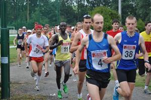 Běh Velkými Albrechticemi měl letos zajímavého favorita. Keňan Sawe Elisha Kiprotich (č. 11) si v něm doběhl nejen pro očekávané vítězství, ale i pro bonus za traťový rekord.
FOTO: J. FEILHAUEROVÁ