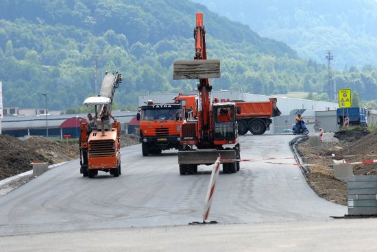 Napojení komunikace vedoucí do průmyslového parku a Tatry se silnicí I/58 má být zprovozněno již v neděli 19. června. Časový plán se daří plnit.
FOTO: D. MACHÁČEK