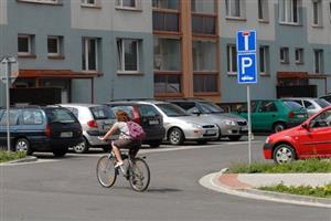 V rámci regenerace sídliště Sever se rozšířila stávající parkoviště o nová parkovací stání. Celkově jich v poslední fázi přibylo zhruba čtyřicet.
FOTO: DAVID MACHÁČEK