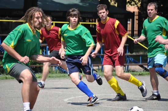 Tým FC Jelita si v sobotu připsal šest bodů za vítězství nad Trapes Devills a SD. V jeho dresu se na hřišti objevuje i bývalý prvoligový obránce Michal Buček.
FOTO: JANA FEILHAUEROVÁ