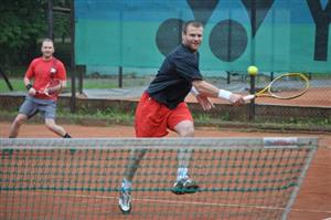Hokejisté Václav Varaďa a Michal Nevrkla dokázali na turnaji V.I.P., který hostily kopřivnické kurty, že tenisovou raketou vládnou také velice dobře. 
FOTO: JANA FEILHAUEROVÁ