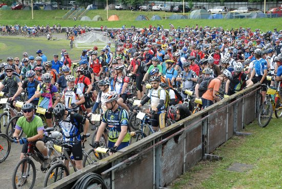 Na start cyklistického maratonu Kopřivnický Drtič se letos postavilo 662 účastníků. Pořadatelé jich původně očekávali dokonce osm set. Všichni přihlášení nedorazili, ale i tak si akce vytvořila početní rekord.
FOTO: DAVID MACHÁČEK