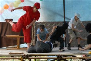 Členové zdejšího skautského oddílu bavili publikum Dudlíku svými scénkami. Cílem akce bylo vybrat peníze na pomoc rodině s postiženými děvčátky.
FOTO: D. MACHÁČEK