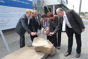 Představitelé Svazku obcí Novojičínska společně s náměstkem hejtmana slavnostně zahajují stavbu kanalizace, která patří k největším investicím v historii všech čtyř partnerů.
FOTO: DAVID MACHÁČEK