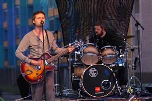 Irsko-holandská hudební skupina House of Cosi Cushions patřila k nejzajímavějším hudebním dárkům k oslavám Evropského svátku hudby v Kopřivnici. 
FOTO: DAVID MACHÁČEK