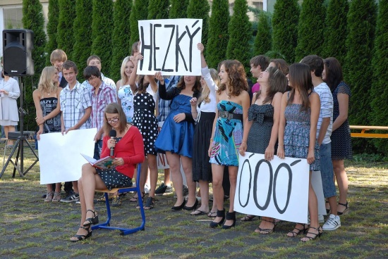 Žáci devátých tříd ZŠ dr. Milady Horákové se se svou školou loučili už na konci minulého týdne. Během prázdnin budovu čeká rekonstrukce.
FOTO: DAVID MACHÁČEK