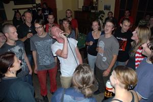 Na koncertě amerického muzikanta Andy Bothwella byla skvělá atmosféra. Američan vystupoval přímo mezi svými fanoušky.          
FOTO: DAVID MACHÁČEK