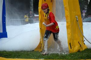 V rámci Lašského laškování čekala na hasičské týmy nejextrémnější ze čtyř připravených soutěží. Dobrovolní hasiči se při ní brodili nejen pěnou, ale také na ně čekala ledová sprcha.  
FOTO: DAVID MACHÁČEK