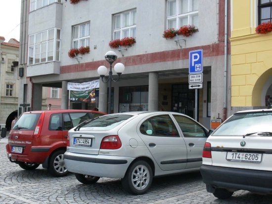 Na části příborského náměstí je možné parkovat 30 minut bez poplatku. Podmínkou je vlastnictví papírových parkovacích hodin.
FOTO: ILONA MAZALOVÁ