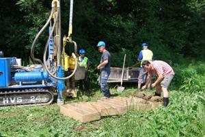 Vrtné práce zjišťující složení podloží na skládkách skončily v polovině července. Nyní odborná firma zpracovává posudky, které radnici předá do konce srpna.
FOTO: DANA HOĎÁKOVÁ