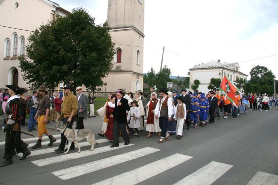 Ženklavou procházel u příležitosti oslav první písemné zmínky velký průvod v dobových kostýmech, krojích a uniformách. 
FOTO: ARCHÍV OBCE