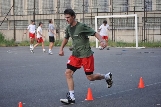 Místní házenkáři si dávali v červenci pořádně do těla. Fyzickou kondici nabírali nejen v Kopřivnici a okolí, ale i ve Velkých Karlovicích, kde byli na krátkém soustředění. 
FOTO: JANA FEILHAUEROVÁ