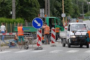 Také letos se našly finance v rozpočtu města a Slumeko předlážďuje nejpoškozenější úseky ulice Štramberské od ZUŠ až po uhelné sklady. 
FOTO: DAVID MACHÁČEK