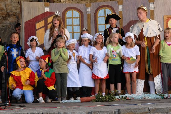 Soubor tvořený účastníky letního tábora Malované písničky měl na nastudování muzikálové verze pohádky o Šípkové Růžence jen několik dnů. Přesto svůj úkol zvládl se ctí.
FOTO: DAVID MACHÁČEK