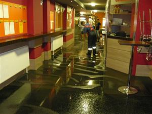 Přívalové deště zaměstnaly hasiče. Během chvilky vyjížděli k zásahům jak podnikoví, tak i dobrovolní hasiči.
FOTO: JAN TIHELKA