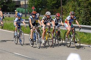 Po zkušebním oválu tatrováckého polygonu se v sobotu proháněly stovky cyklistů. O pohár automobilky Tatra se utkali mladí cyklisté, ženy a speciální závody měli také tělesně postižení sportovci.
FOTO: DAVID MACHÁČEK