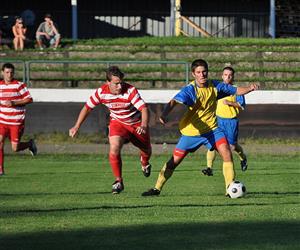 Útočník Kopřivnice Petr Okřesík v souboji se soupeřem ze Starého Jičína těsně předtím, než v 67. minutě uviděl červenou kartu, a přispěl tak k porážce 0:3.
FOTO: JANA FEILHAUEROVÁ