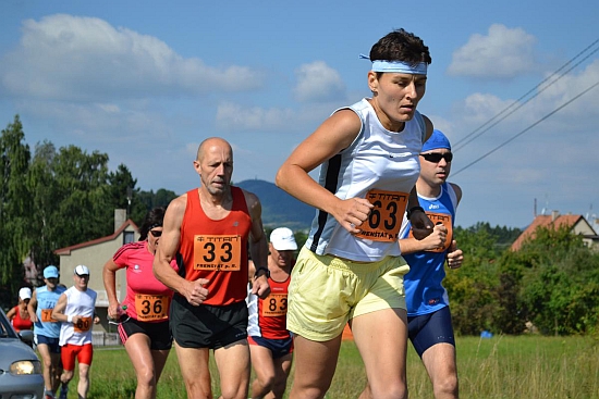 Běh oborou není nikterak pohodová desítka. Nejen dvoukilometrový kopec v úvodu závodu dává běžcům každoročně pořádně zabrat.
FOTO: JANA FEILHAUEROVÁ