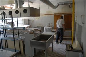 V kuchyni v Mateřské škole Krátká nebyly do pátku 26. srpna dokončeny stavební práce, ani vymalována. Do zahájení provozu musí být uklizena a zásobena potravinami.
FOTO: DAVID MACHÁČEK