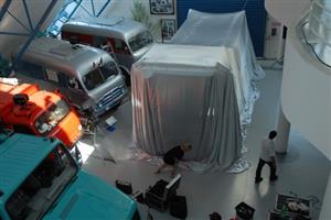 Nová Tatra Phoenix již sice v Technickém muzeu stojí, před zraky návštěvníků ji ovšem ukrývá stříbrná plachta.
FOTO: DAVID MACHÁČEK