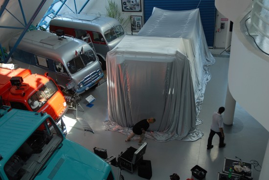 Nová Tatra Phoenix již sice v Technickém muzeu stojí, před zraky návštěvníků ji ovšem ukrývá stříbrná plachta.
FOTO: DAVID MACHÁČEK